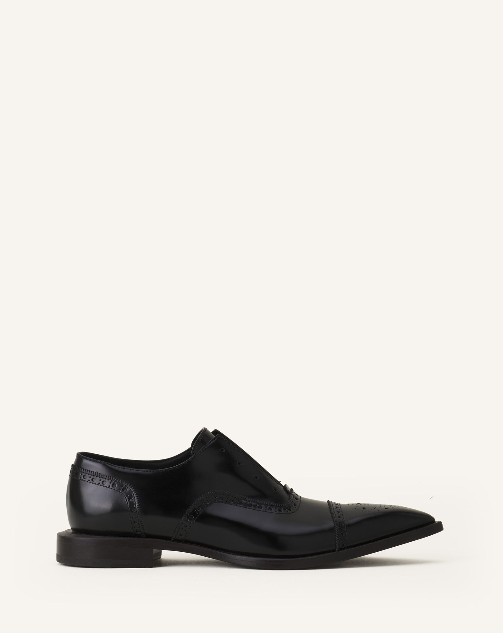 BROGUE OXFORD SHOE IN SHINY LEATHER