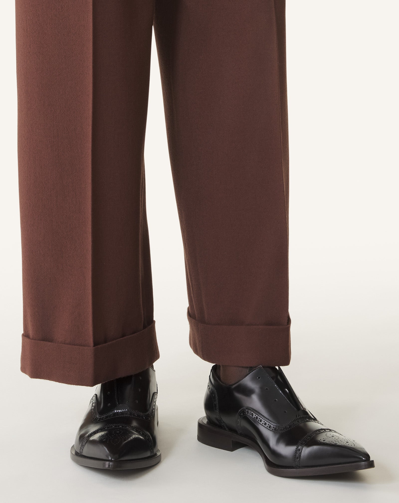 BROGUE OXFORD SHOE IN SHINY LEATHER