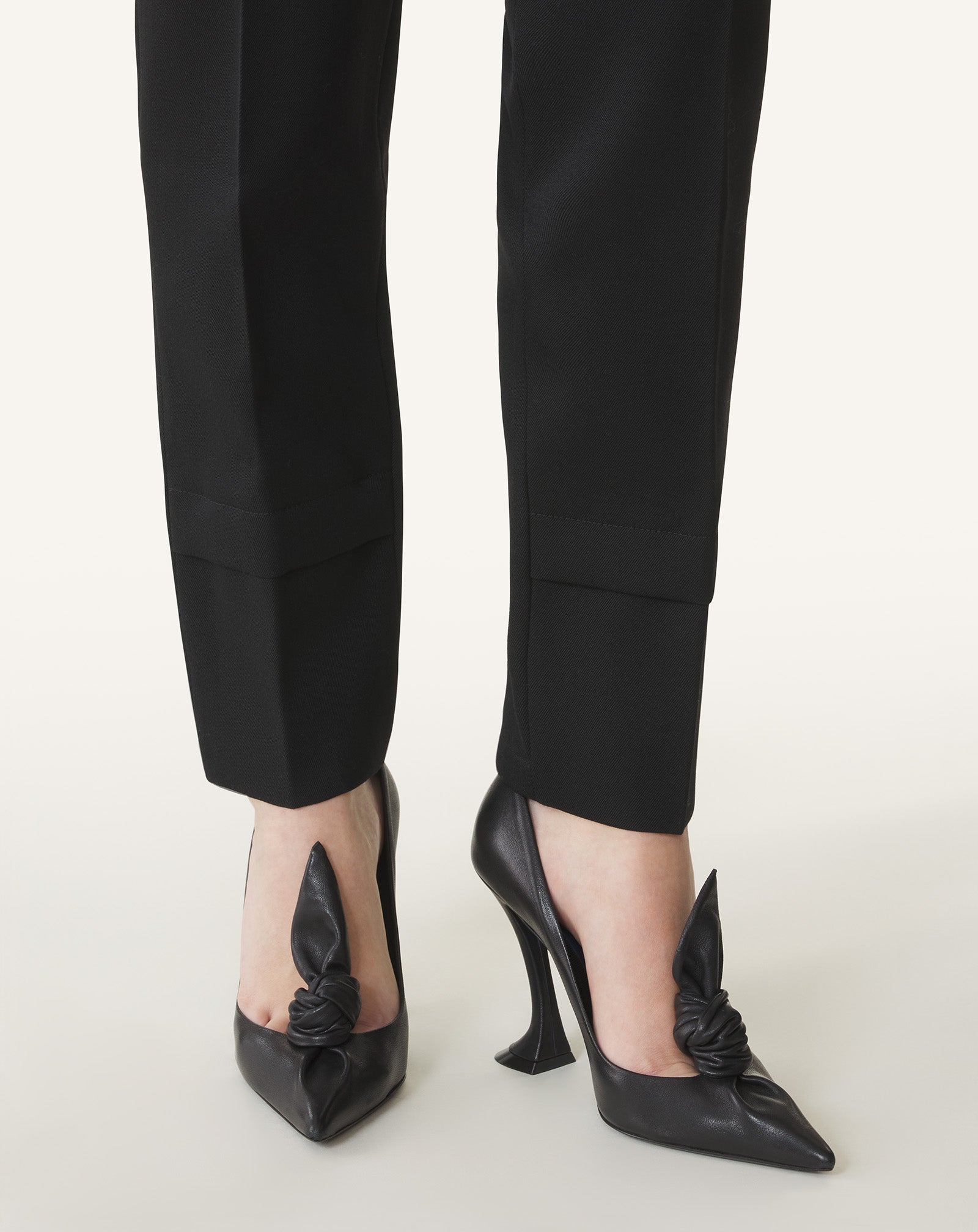 MIDNIGHT STEP LEATHER BOW PUMP