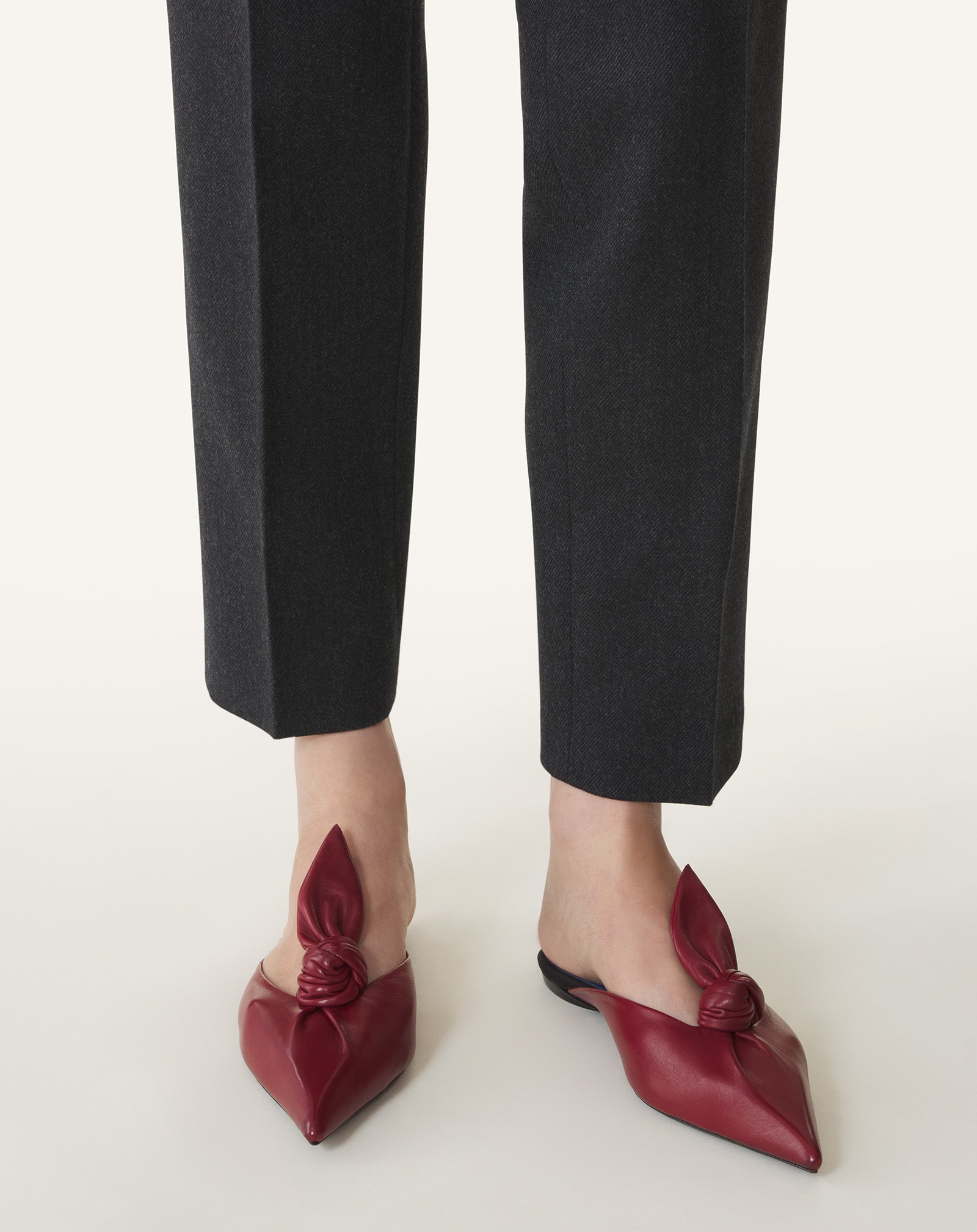 MIDNIGHT STEP LEATHER BOW MULE