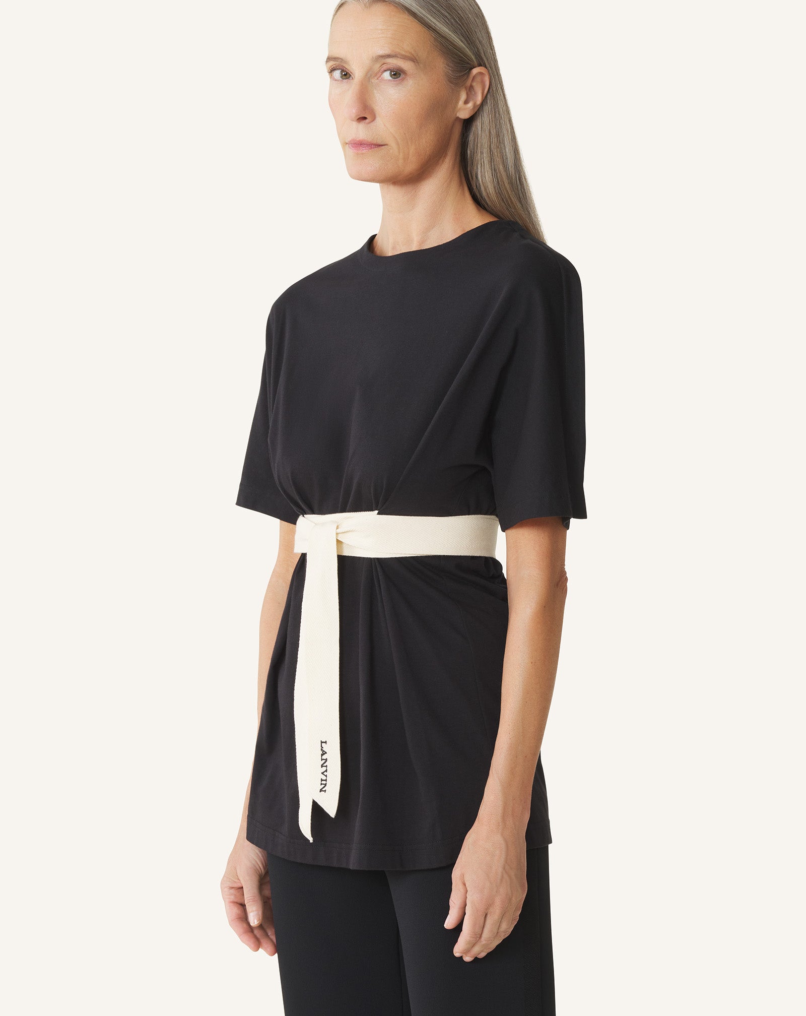 BLACK BELTED T-SHIRT IN COTTON AND SILK